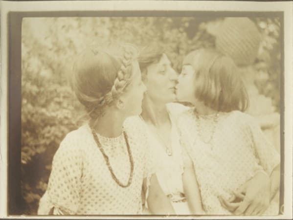 Gersemi, Edith og Anse Willumsen. Edith kysser Anse